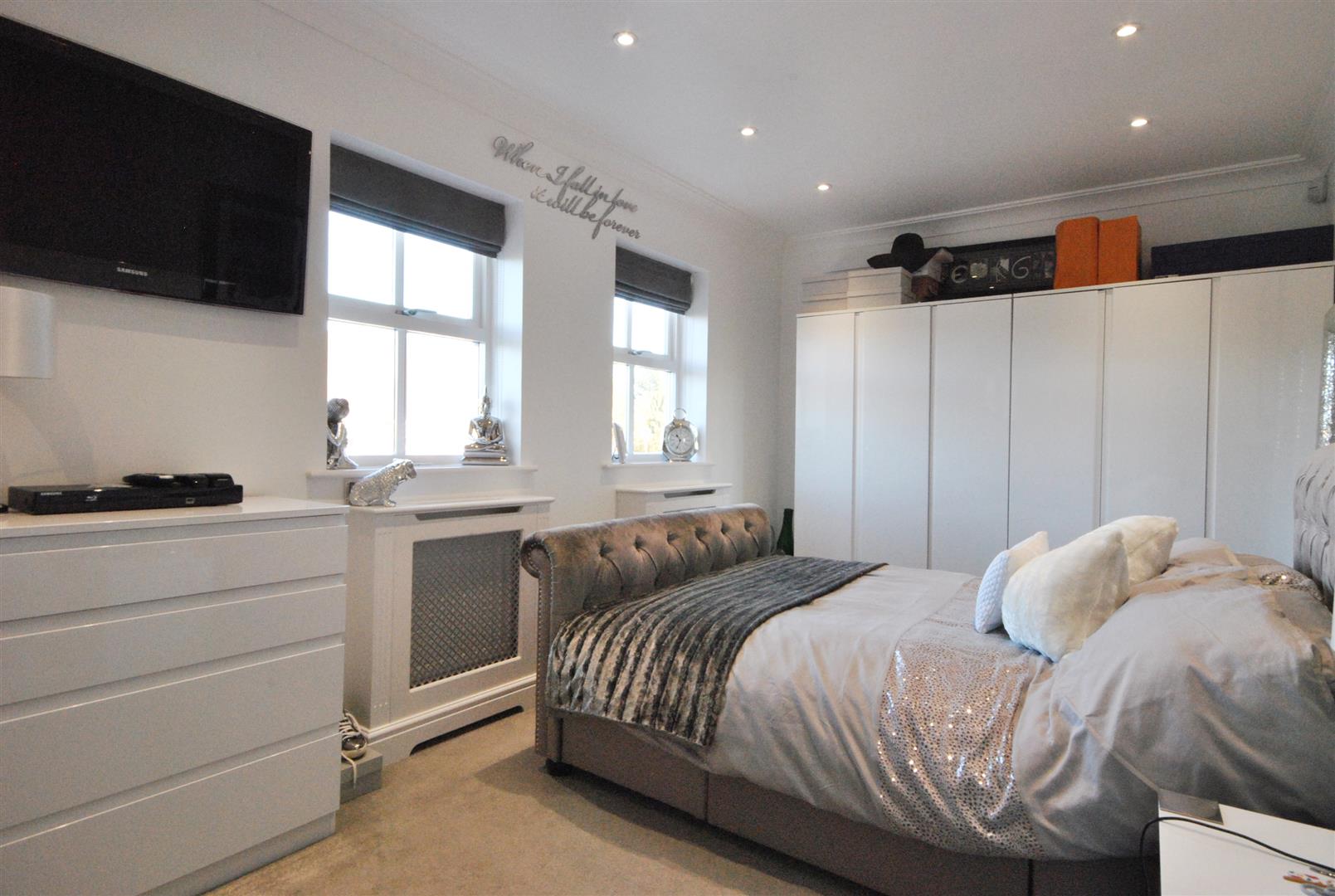 6 Bedrooms, House - Detached